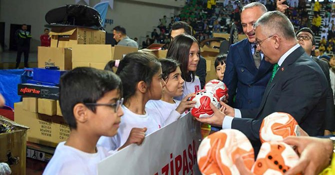 30 bin öğrenciye 7 milyonluk spor malzemesi dağıtıldı