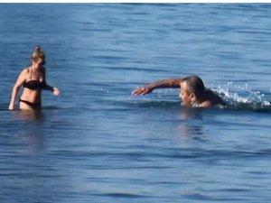 2023'ün ilk gününde Antalya'da turistler denize girdi