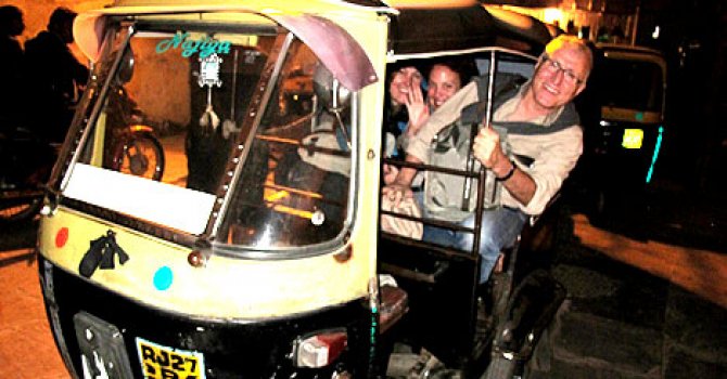 Turizmciler Udaipur'da tuk-tuk'ta