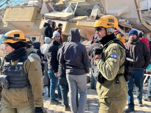 İsrail ekipleri, 17 kişiyi enkazdan kurtardı