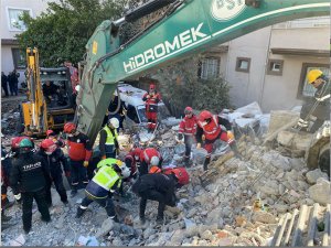 Madenciler dört koldan depremin yaralarını sarıyor