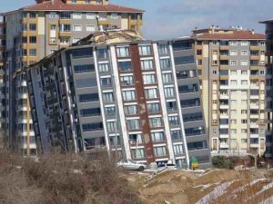 Milyonluk yeni daireleri yıkılan depremzedeler isyan etti: