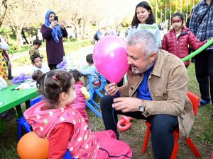 Başkan Sözen, depremzede çocuklara oyun ile moral verdi