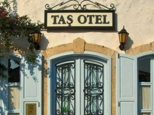 Zeynep Öziş, Alaçatı Taş Oteli satıyor