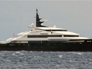 Antigua’da terkedilen Rus yatını açık artırmayla satılıyor