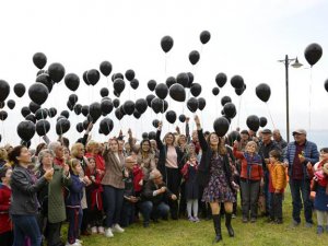 Yaşlılar depremde kayıplar için gökyüzüne siyah balonlar bıraktı