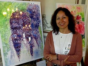 Eda Mordeniz'in mor salkımlı çiçekler sergisi