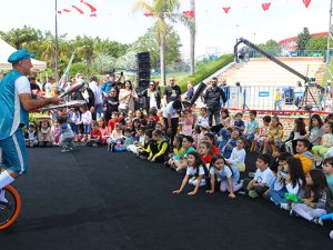 Çocuklar iki bayramı Cam Piramit Kral Yolu'ndan geçerek kutluyor