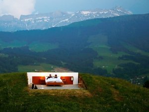 İsviçre Alpleri’nin zirvesinde tavansız ve duvarsız otel