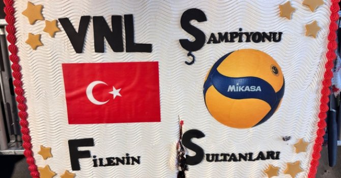 Filenin Sultanlarına özel uçuşta pasta kesildi