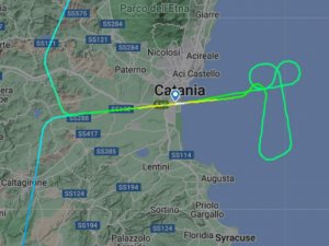 Öfkeli pilot gökyüzüne dev bir penis çizdi