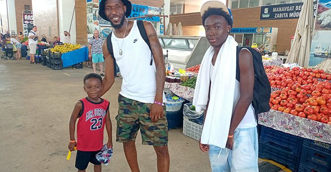 Avrupalı turist denilenler oturum alan Afrikalı göçmenler