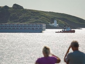 İngiltere, sığınmacıları gemiye götürmeye başladı