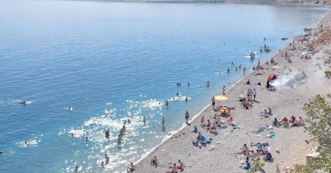 Kınalı eller kristal cam işliyor
