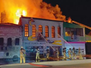 Oyuncak Müzesi alev alev yandı... 100 yıllık oyuncaklar kül oldu