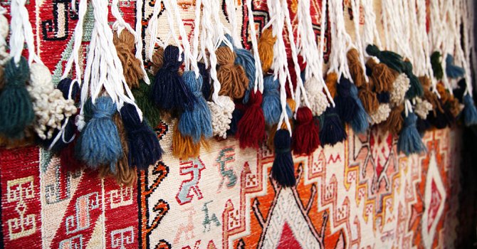 Azerbaycan, halıları, seramikleri ve başörtüleri gözde