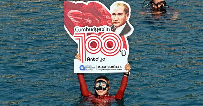 Cumhuriyet'in 100'ncü yılı için106 metreye daldı
