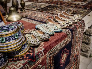 Turistler Azerbaycan'ın hediyeliklerini kapışıyor