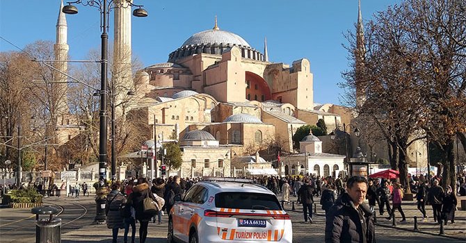 Sultanahmet Meydanı’nı kirleten demir bariyerler kaldırıldı