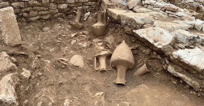 Amos Antik Kenti'nde 10 amfora bulundu