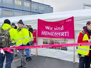 Havalimanında işçiler greve gitti 800 uçuş iptal edildi