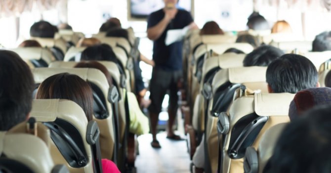 Turist rehberleri yasası geçti. Otobüste rehbere devam