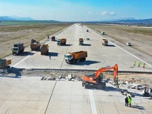 Depremde pisti çöken Hatay Havalimanı'nda uçuşlar başladı