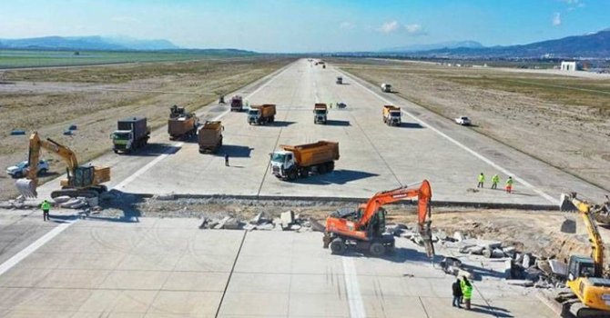 Depremde pisti çöken Hatay Havalimanı'nda uçuşlar başladı