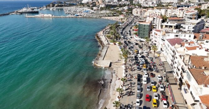 Kuşadası'na tatilci akını! 184 bin araç giriş yaptı
