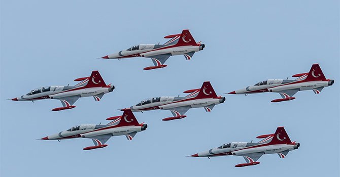 Türk Yıldızları Antalya semalarında gösteri yaptı