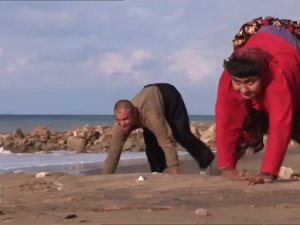 Dört ayak üzerinde yürüyen Türk aile dünyayı şaşırttı!