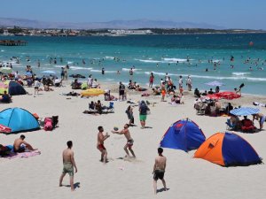 Binlerce kişi Çeşme Ilıca Plajı’na akın etti