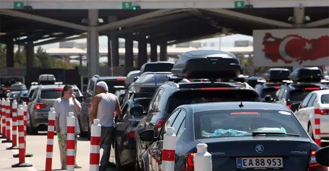 Tatil için gelen gurbetçiler Kapıkule'de yoğunluk oluşturdu