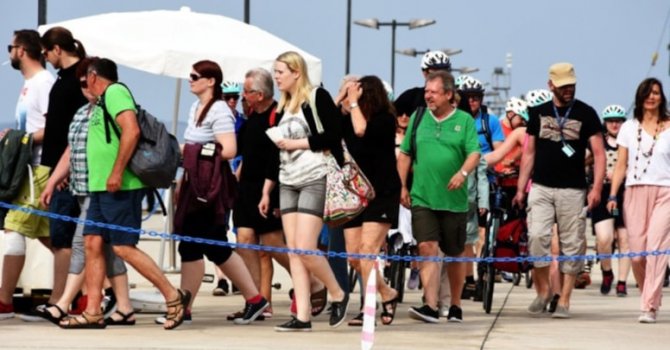 Yabancı turist girişi Şubat'ta yüzde 5,3 azaldı