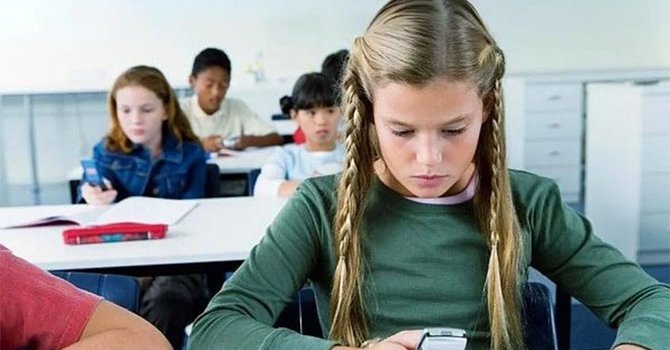 Fransa, okullarda cep telefonlarını tümden yasaklıyor