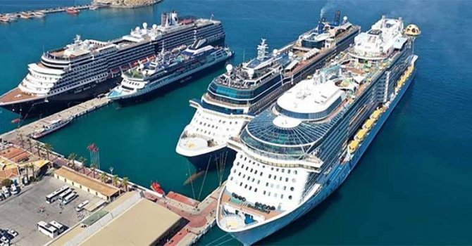 İzmir, Çeşme ve Kuşadası'na kruvaziyerle 744 bin yolcu geldi