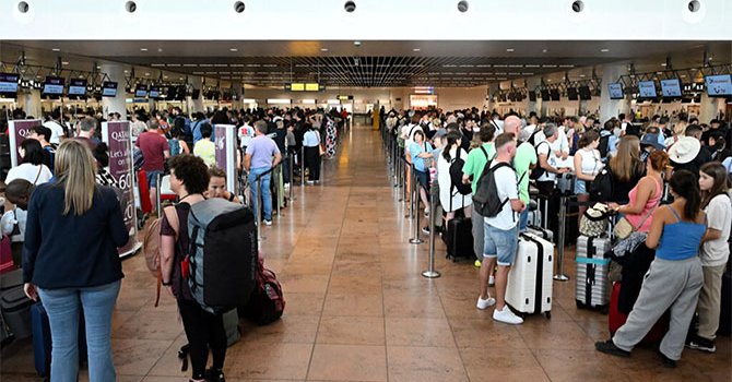 Brüksel'de havalimanı çalışanları greve gitti