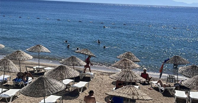 Bodrum'da 'sarı yaz' hareketliliği; turistler denize girdi