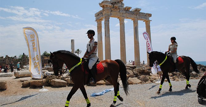 Turistlerin güvenliğini yabancı dil bilen atlı jandarmalar sağlıyor
