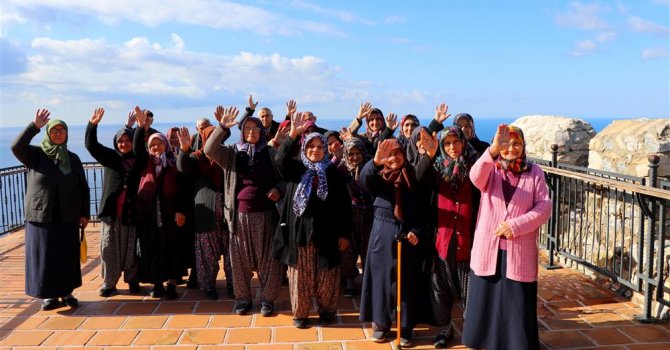 Yaşlılar Alanya Kalesi ve tarihi yerleri gezdi