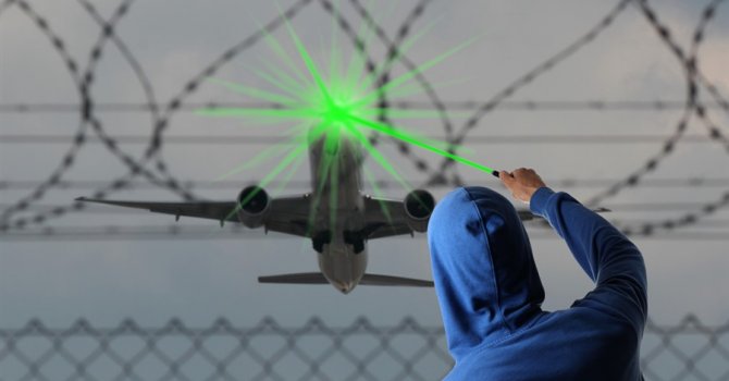 Uçağa lazer tutmanın cezası 131 bin 176 TL