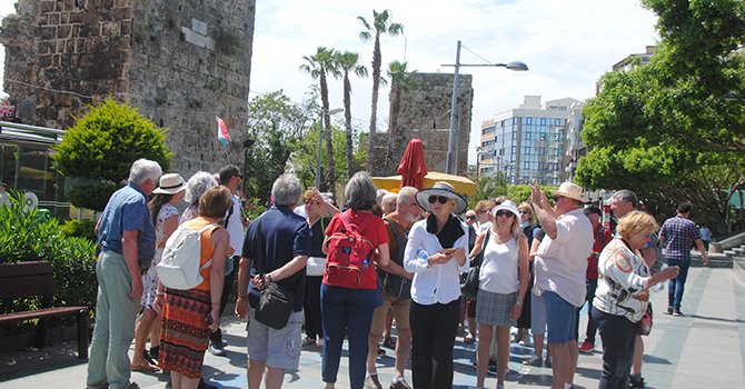 Antalya'ya gelen turistte; 3 milyon 909 bin 960 ile Ruslar birinci