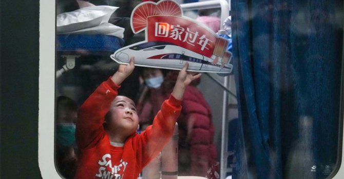 Çin demiryollarında Bahar Şenliği'nin ilk günü10,39 milyon yolcu