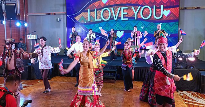 Filipinler “Sizleri seviyoruz. Gelin farkı yaşayın” dedi