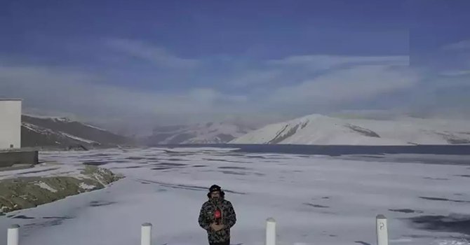 Yüksekova'daki Dilimli Baraj Gölü dondu