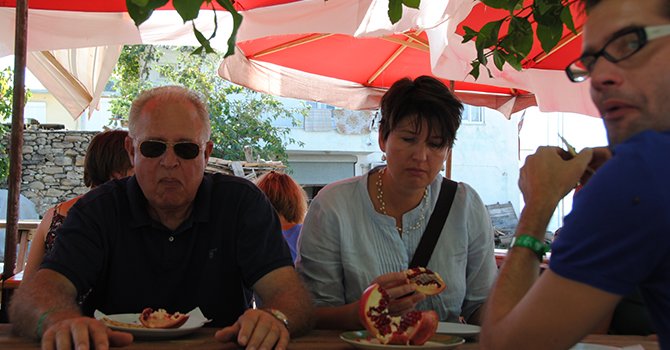 Turistler köy turuna portakal ve nar suyu içerek başlıyor