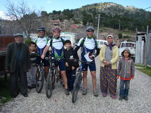 Alman bisikletçilerin gözdesi Sırtköy’ün defneli evleri