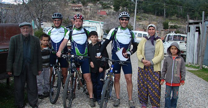 Alman bisikletçilerin gözdesi Sırtköy’ün defneli evleri