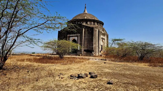 Son halife Abdülmecid için inşa edilen türbe neden boş kaldı?
