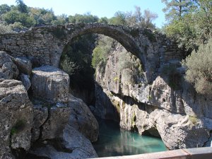 Roma Köprüsü turistler için tehlike yaratıyor